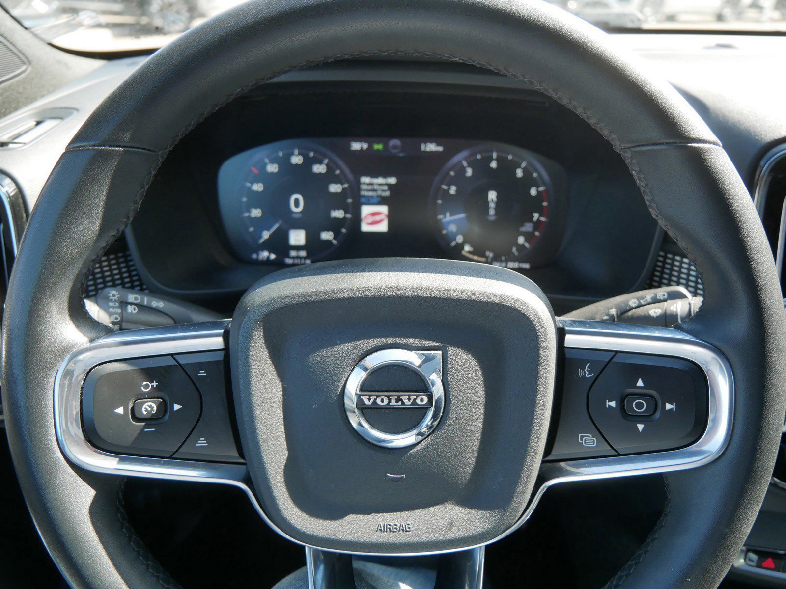 Used 2022 Volvo XC40 T5 R-Design image 40