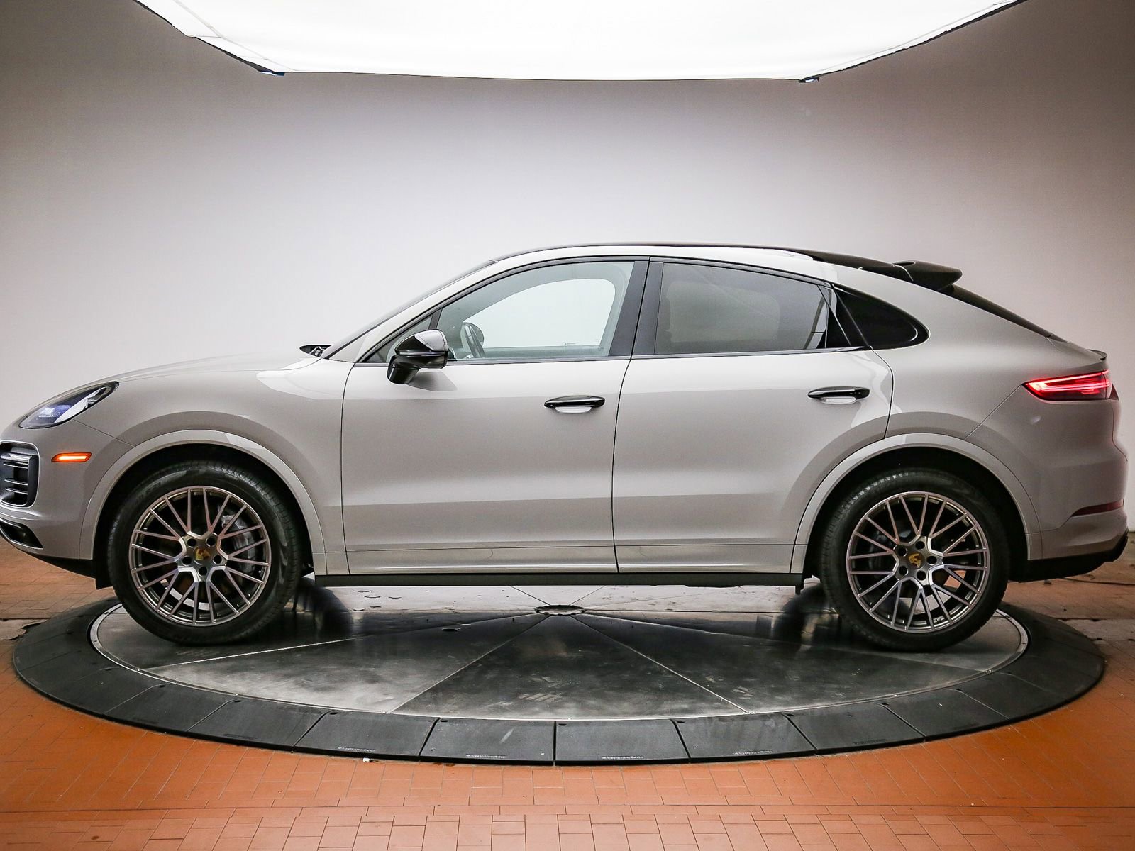 Certified 2022 Porsche Cayenne Platinum Edition AWD/4WD image 2