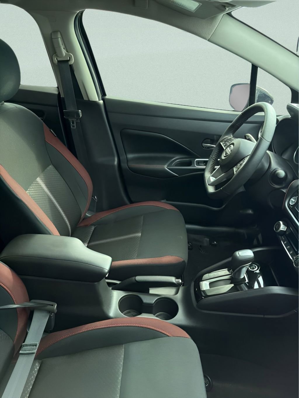 Used 2024 Nissan Versa SR w/ Trunk Package image 8