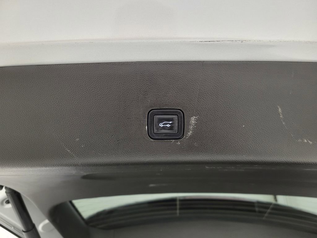 Used 2022 Chevrolet Traverse LT image 2