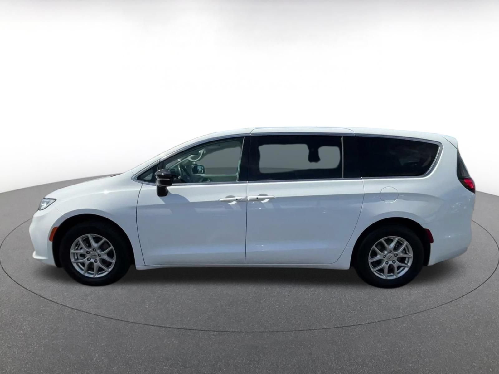 Used 2024 Chrysler Pacifica Touring-L FWD image 8