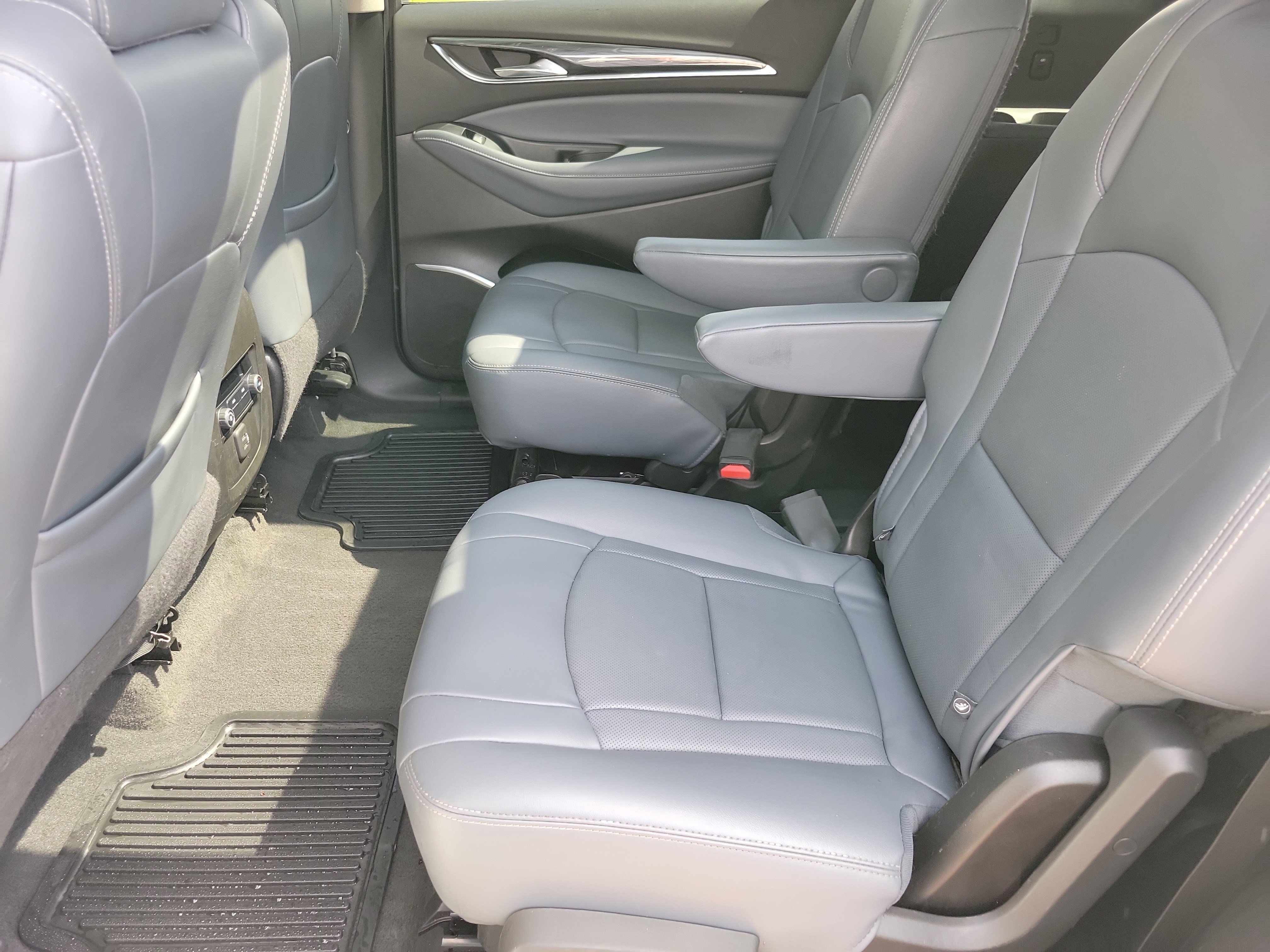 Used 2019 Buick Enclave Essence image 9