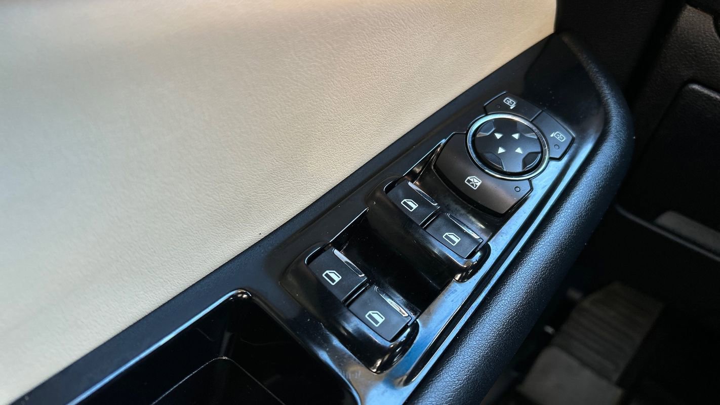 Used 2020 Ford Edge SEL image 33