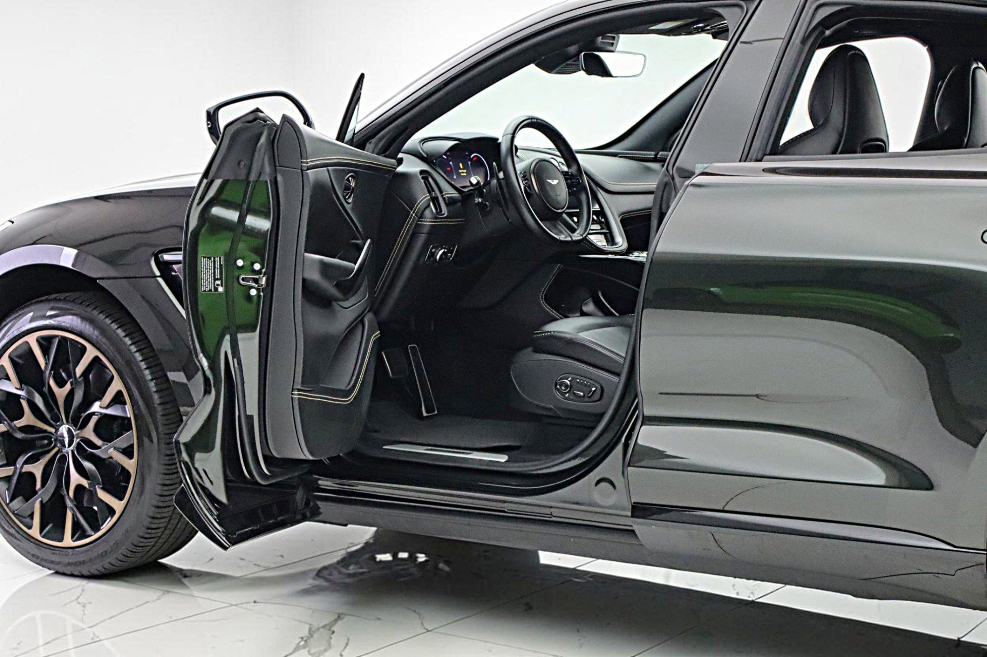 Used 2021 Aston Martin DBX AWD/4WD image 7