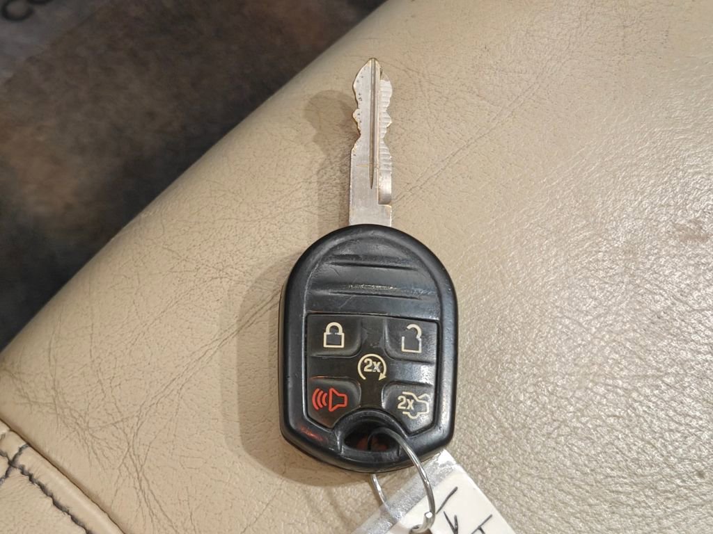 Used 2013 Ford Taurus SEL image 12