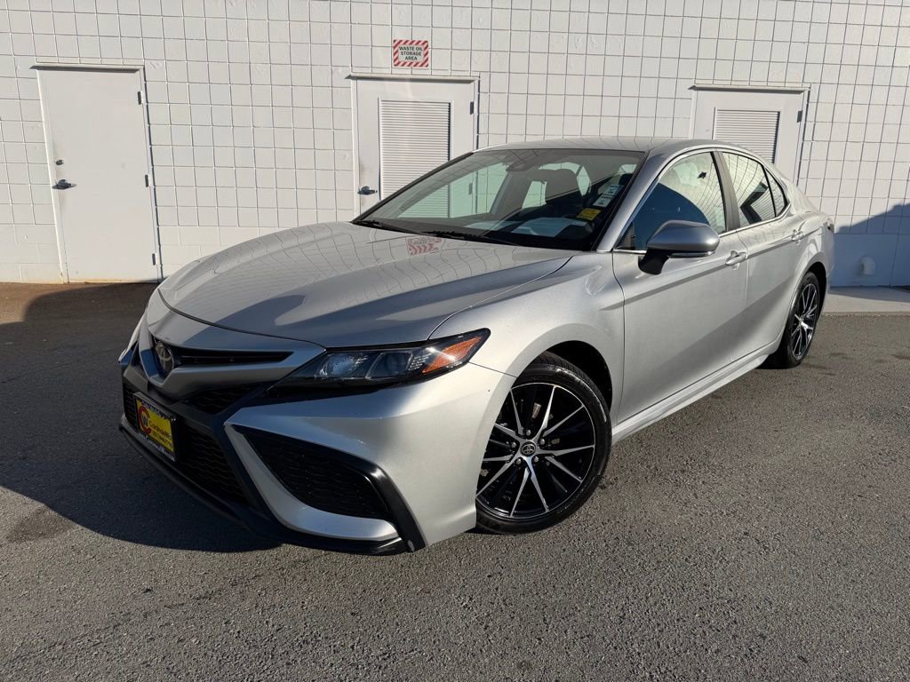 Used 2022 Toyota Camry SE image 1