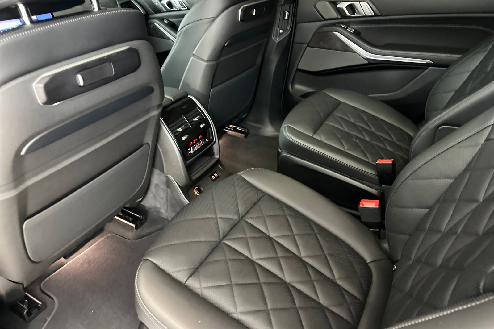 Certified 2025 BMW X7 xDrive40i w/ M Sport Package image 26