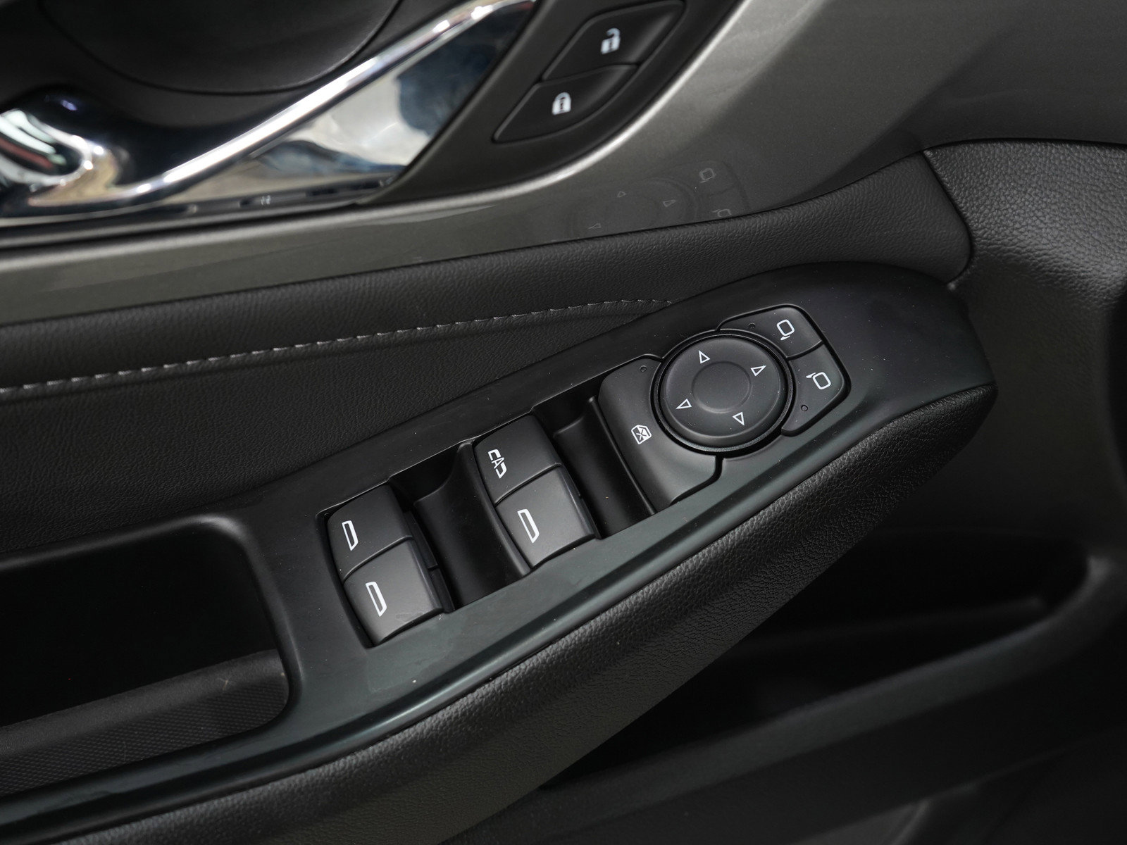 Used 2024 Chevrolet Traverse LT w/ Rear Camera Mirror Package image 25