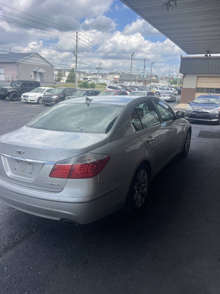 Used 2010 Hyundai Genesis 3.8 w/ Premium Navigation Pkg 3 RWD image 4