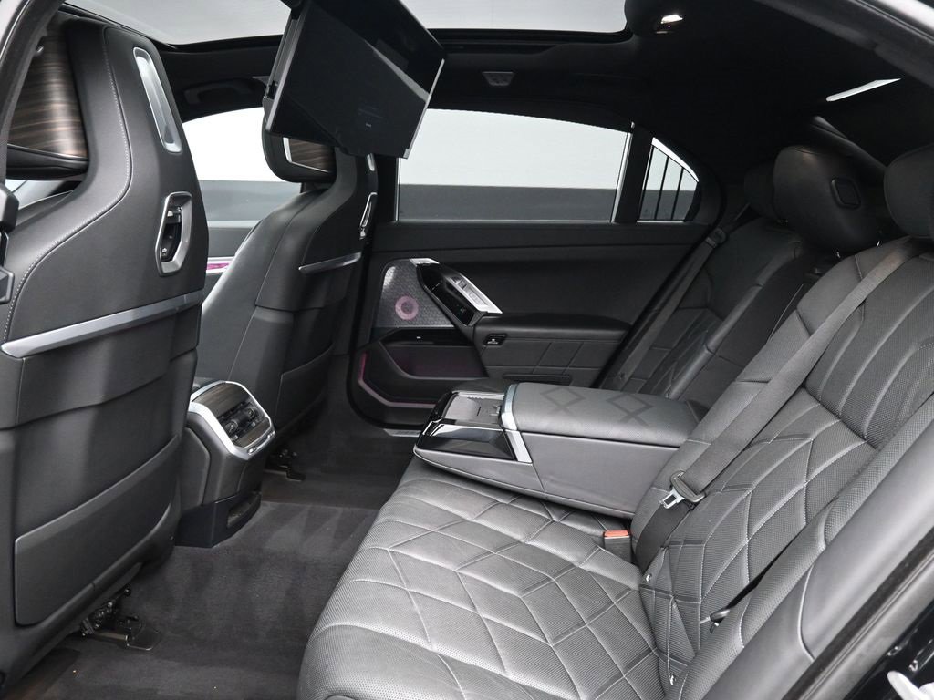 Used 2023 BMW i7 xDrive60 w/ Executive Package 2 image 20