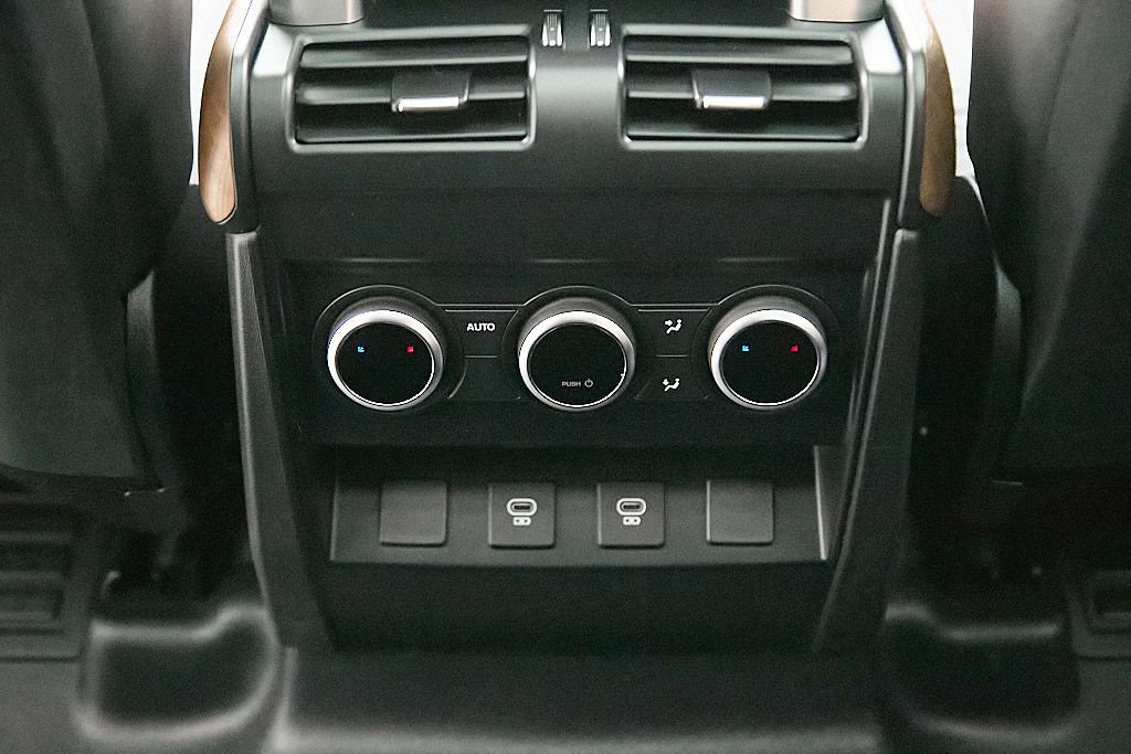 Used 2024 Land Rover Defender 130 X-Dynamic SE image 33