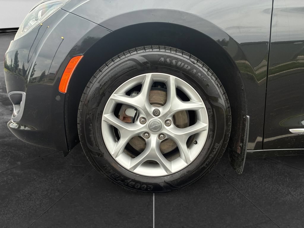 Used 2020 Chrysler Pacifica Touring-L Plus w/ Tire & Wheel Group FWD image 12