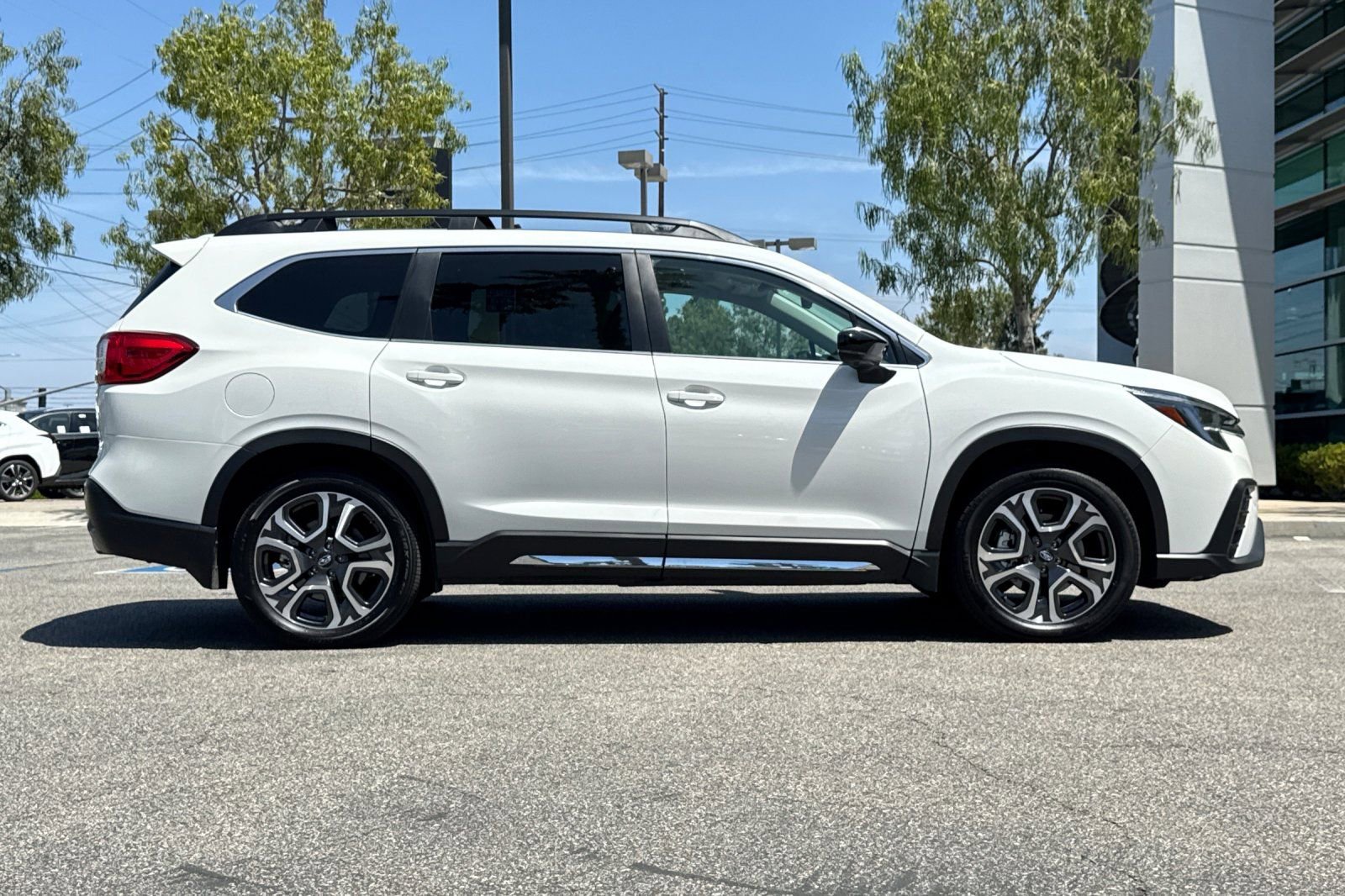 Used 2024 Subaru Ascent Limited w/ Technology Package AWD/4WD image 3