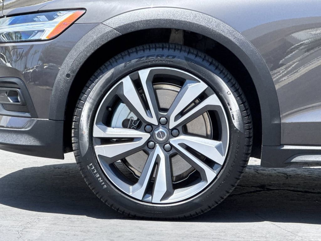 Certified 2025 Volvo V60 B5 Cross Country Plus AWD/4WD image 25