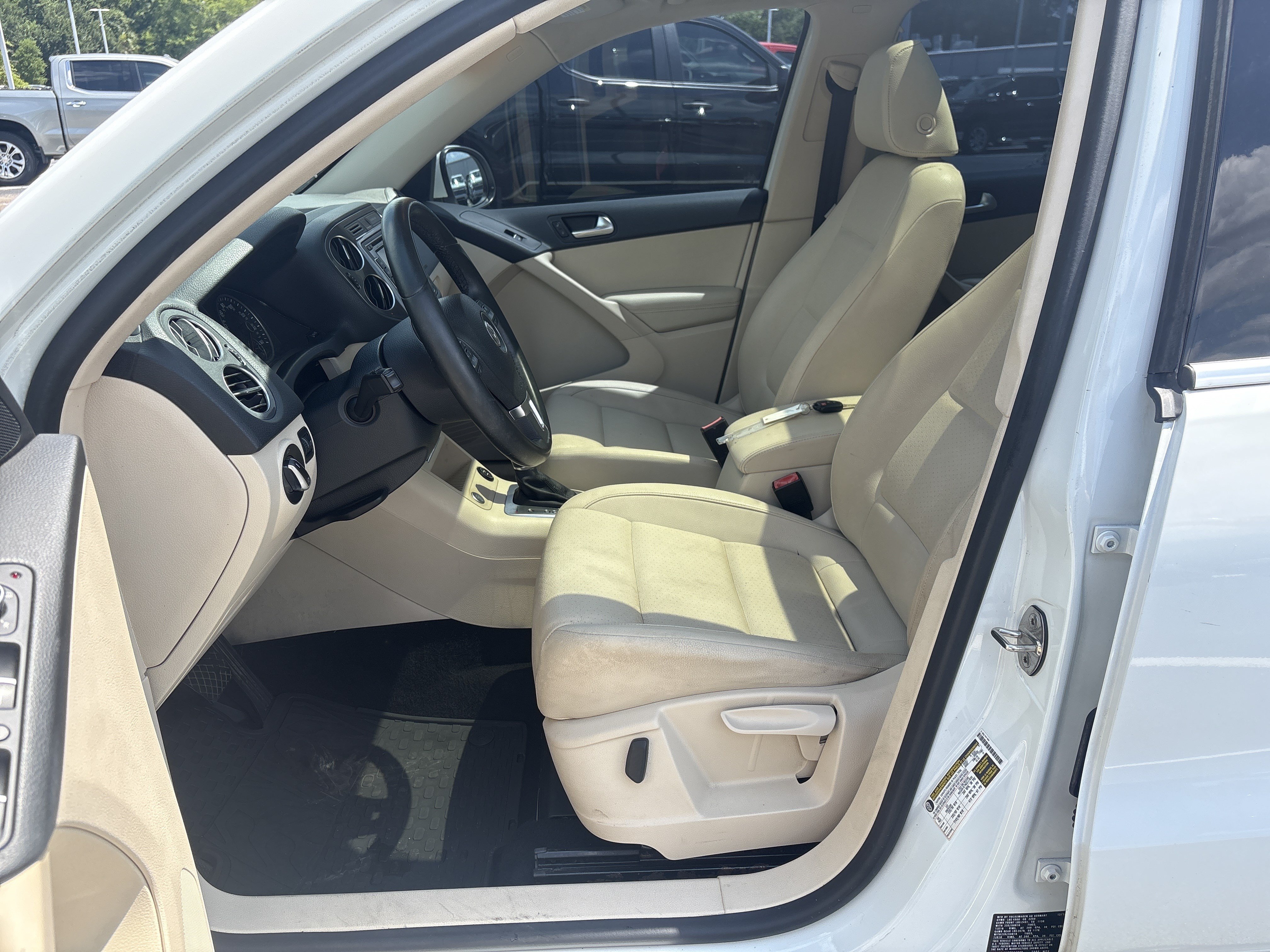 Used 2015 Volkswagen Tiguan SEL AWD/4WD image 30