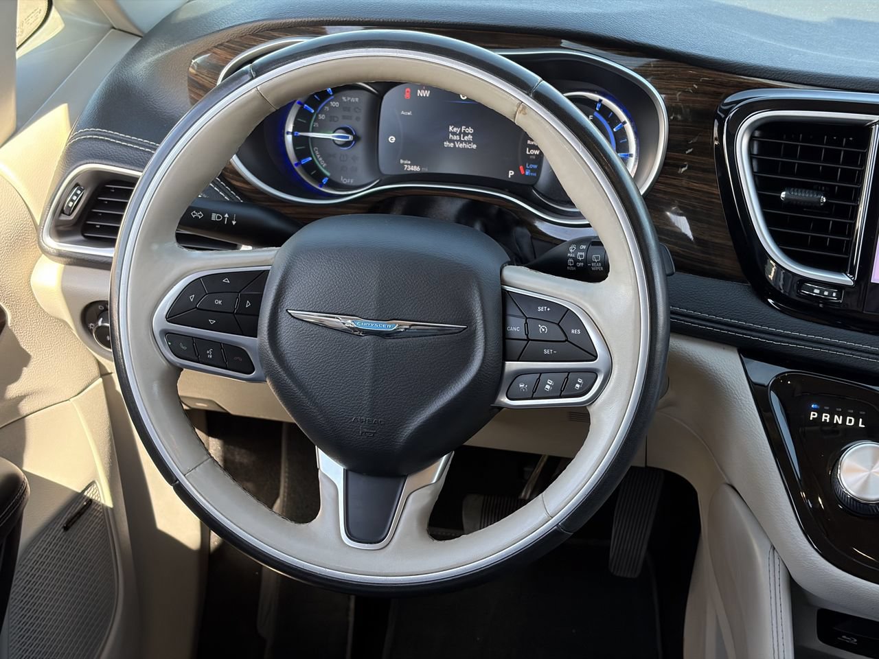 Used 2021 Chrysler Pacifica Limited w/ Uconnect Theater Family Group FWD image 15