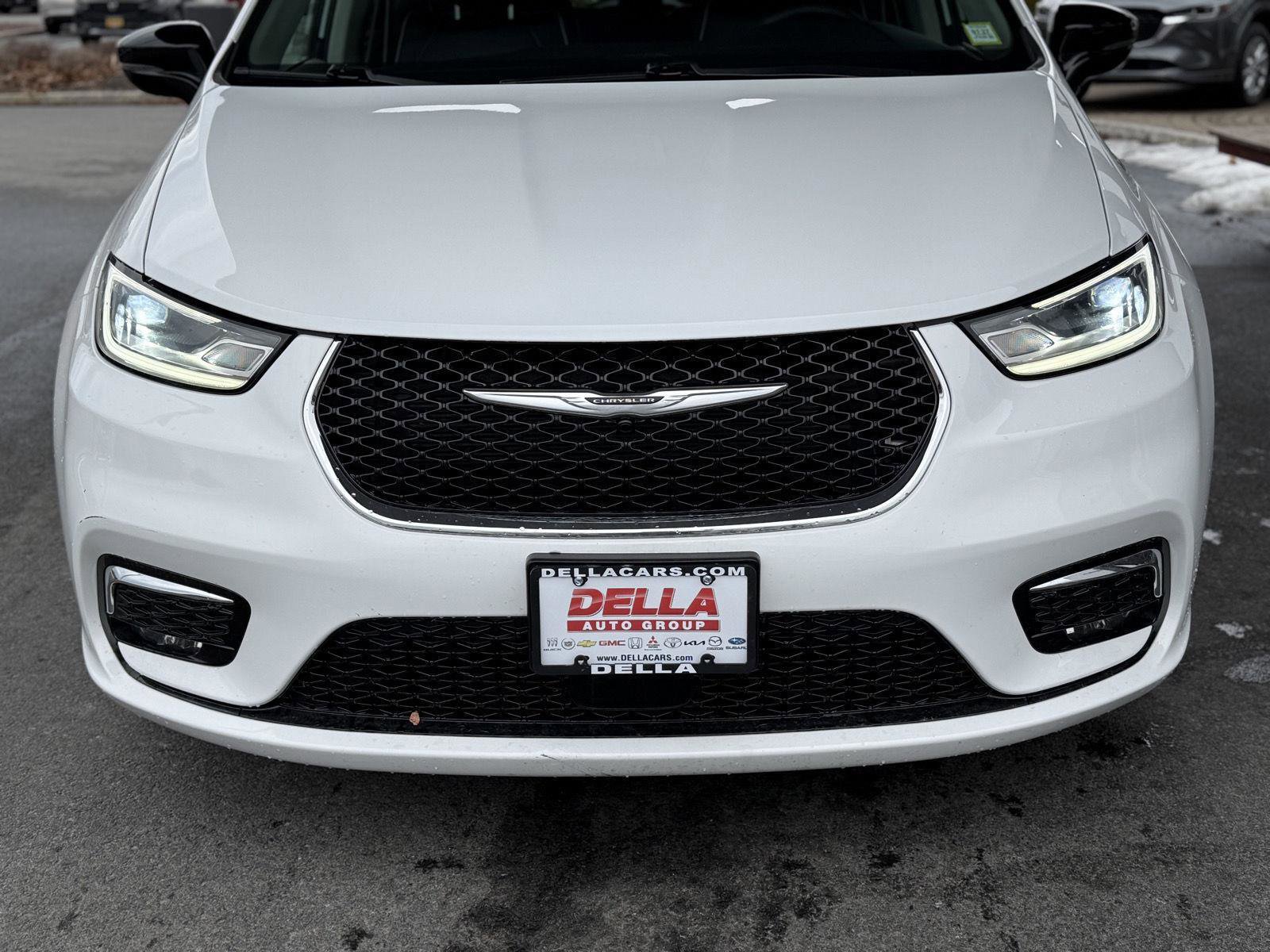 Used 2024 Chrysler Pacifica Limited image 2