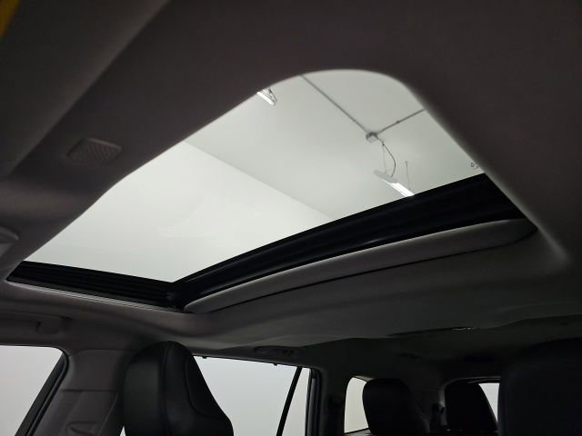 Used 2020 Toyota Highlander XLE image 28