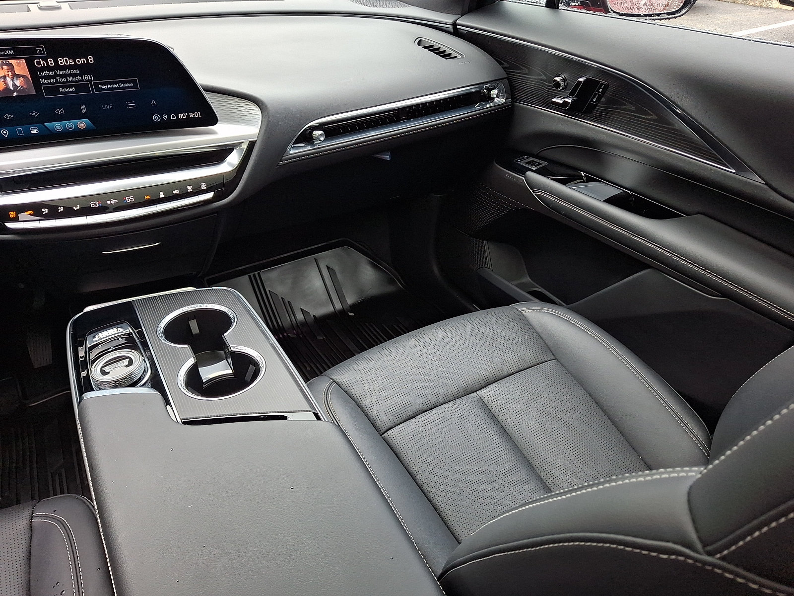 Certified 2024 Cadillac Lyriq Luxury AWD/4WD image 21