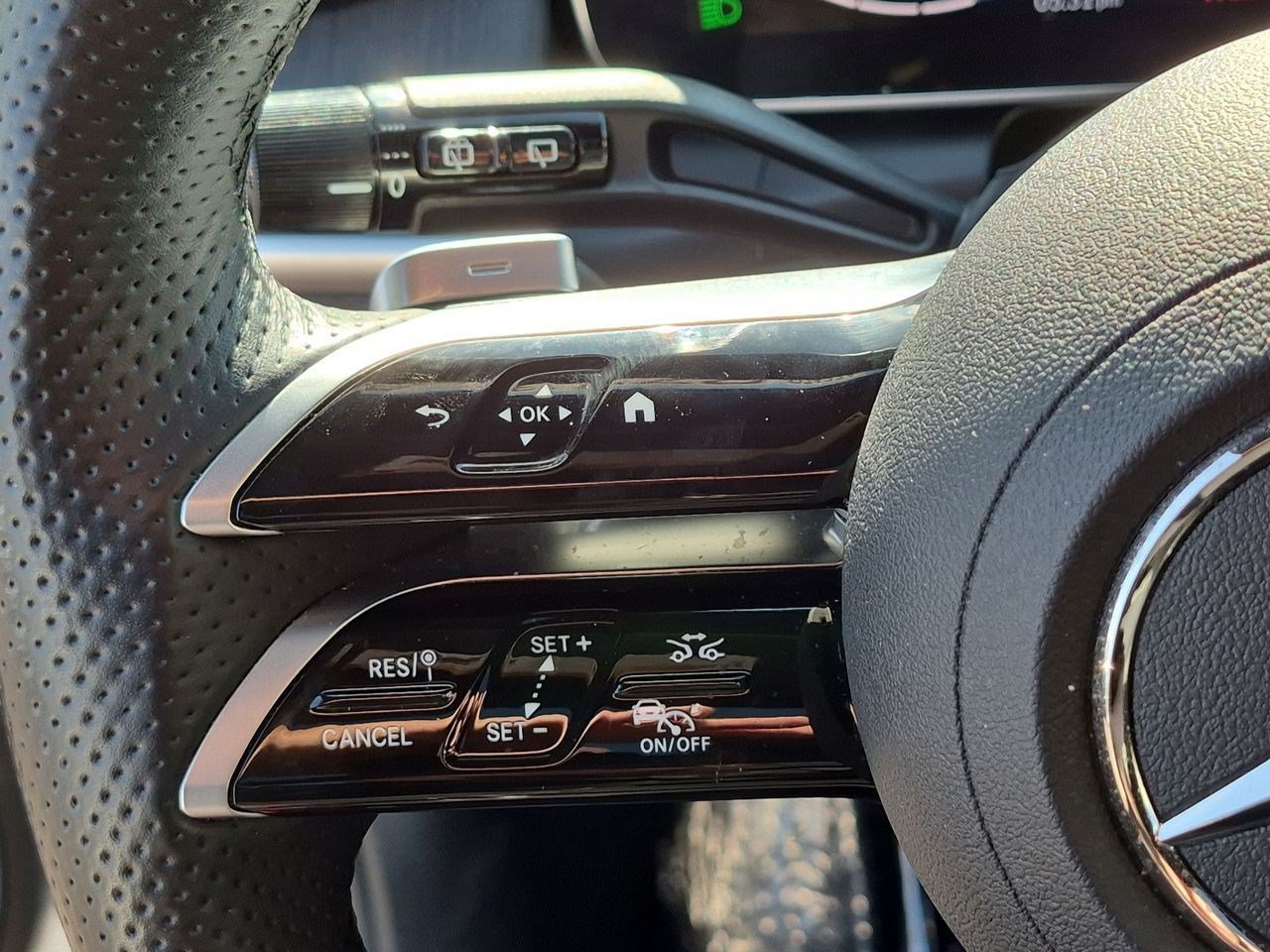 Used 2025 Mercedes-Benz GLC 350e 4MATIC image 11