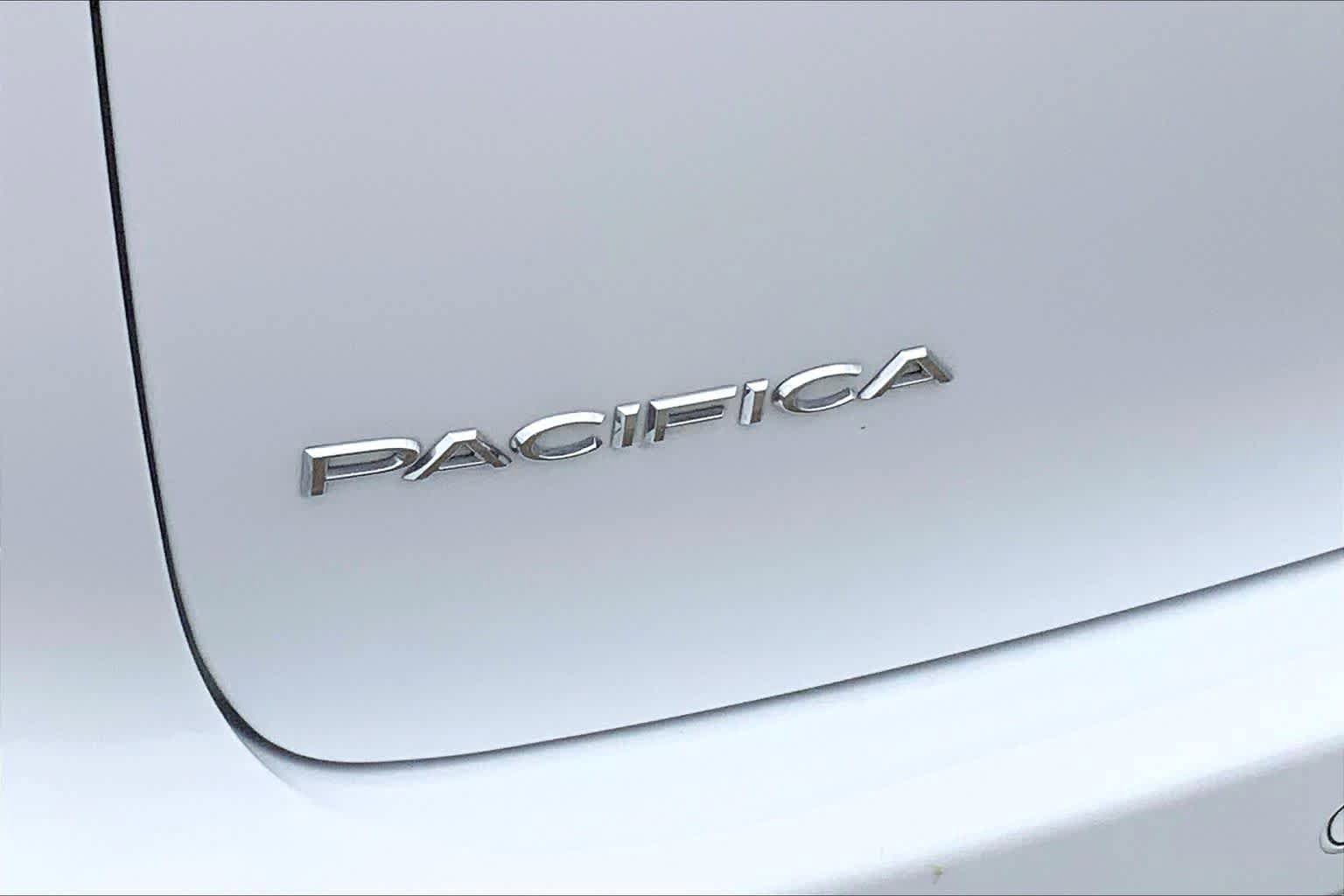 Used 2024 Chrysler Pacifica Limited FWD image 30