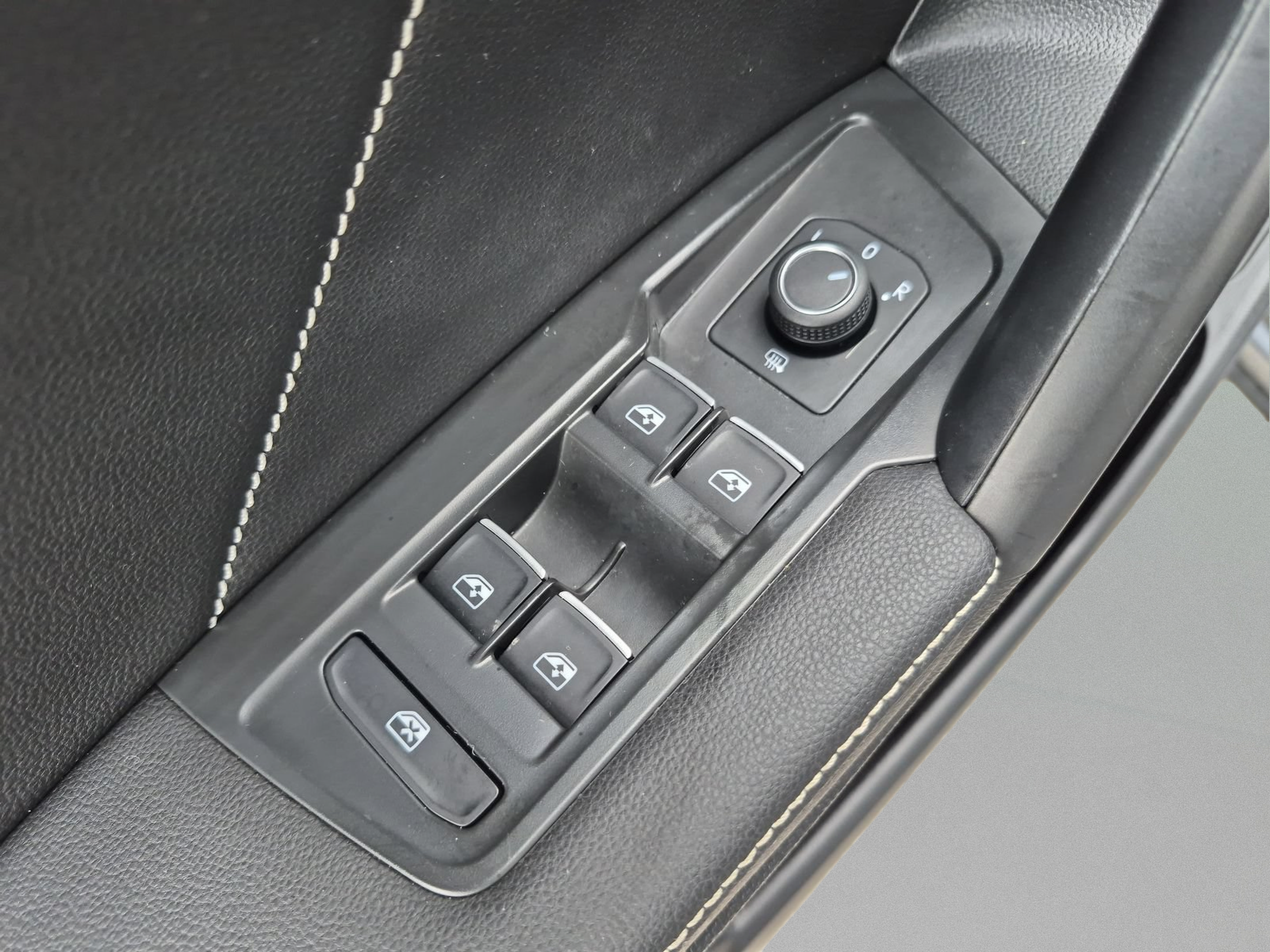 Used 2022 Volkswagen Tiguan SE R-Line FWD image 16