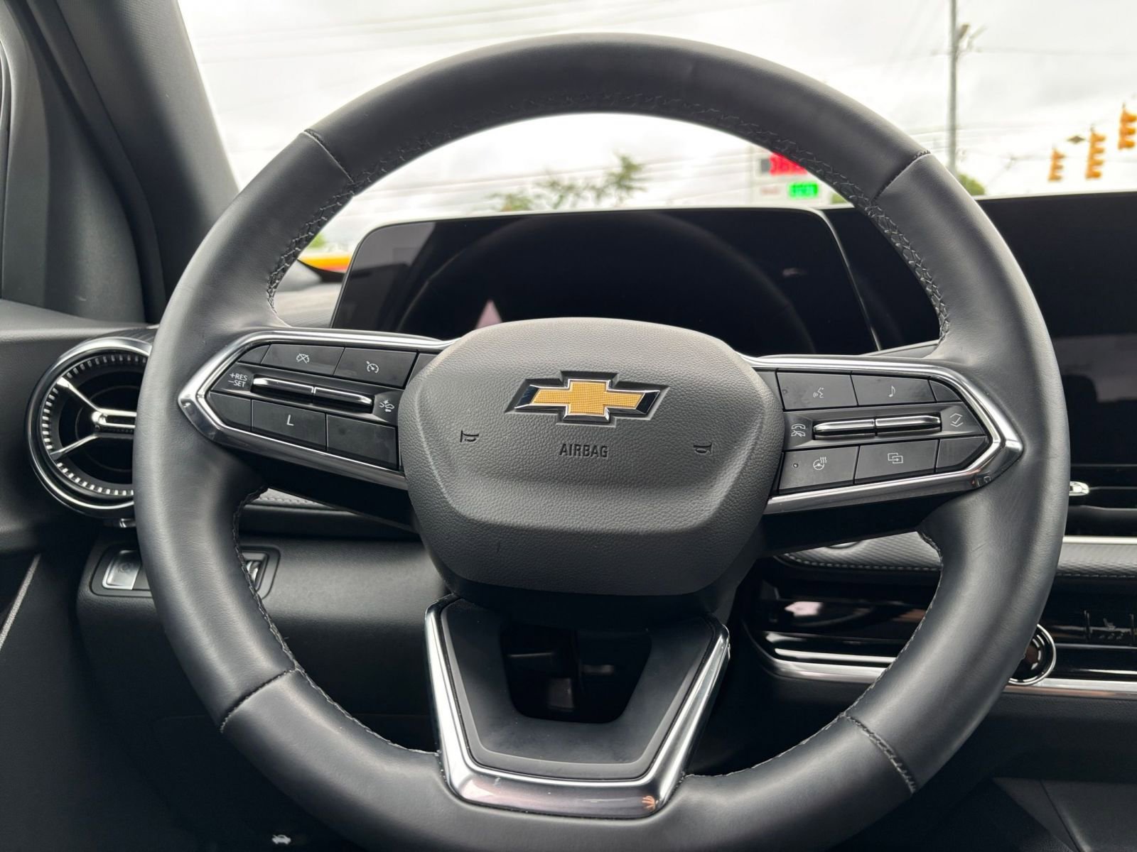 Used 2025 Chevrolet Equinox LT FWD image 28