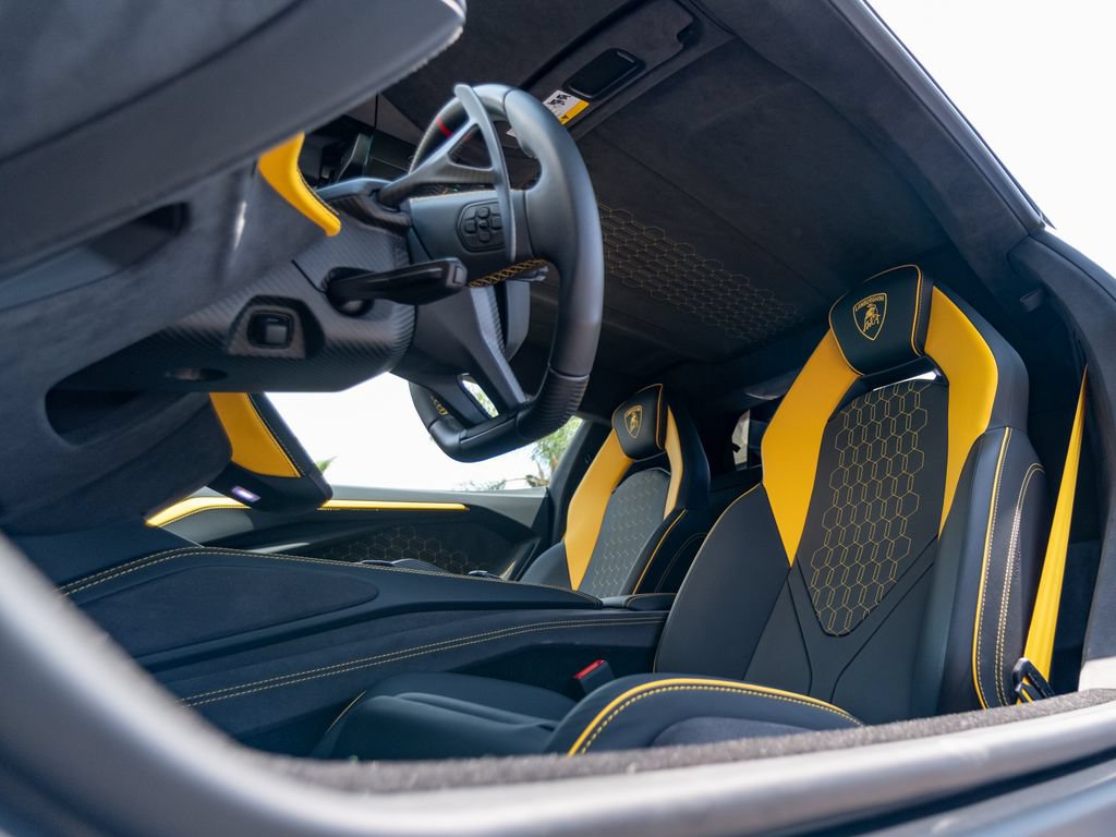 Used 2025 Lamborghini Revuelto AWD/4WD image 18
