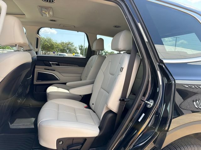 Used 2025 Kia Telluride EX w/ EX Captain's Chair Package FWD image 13