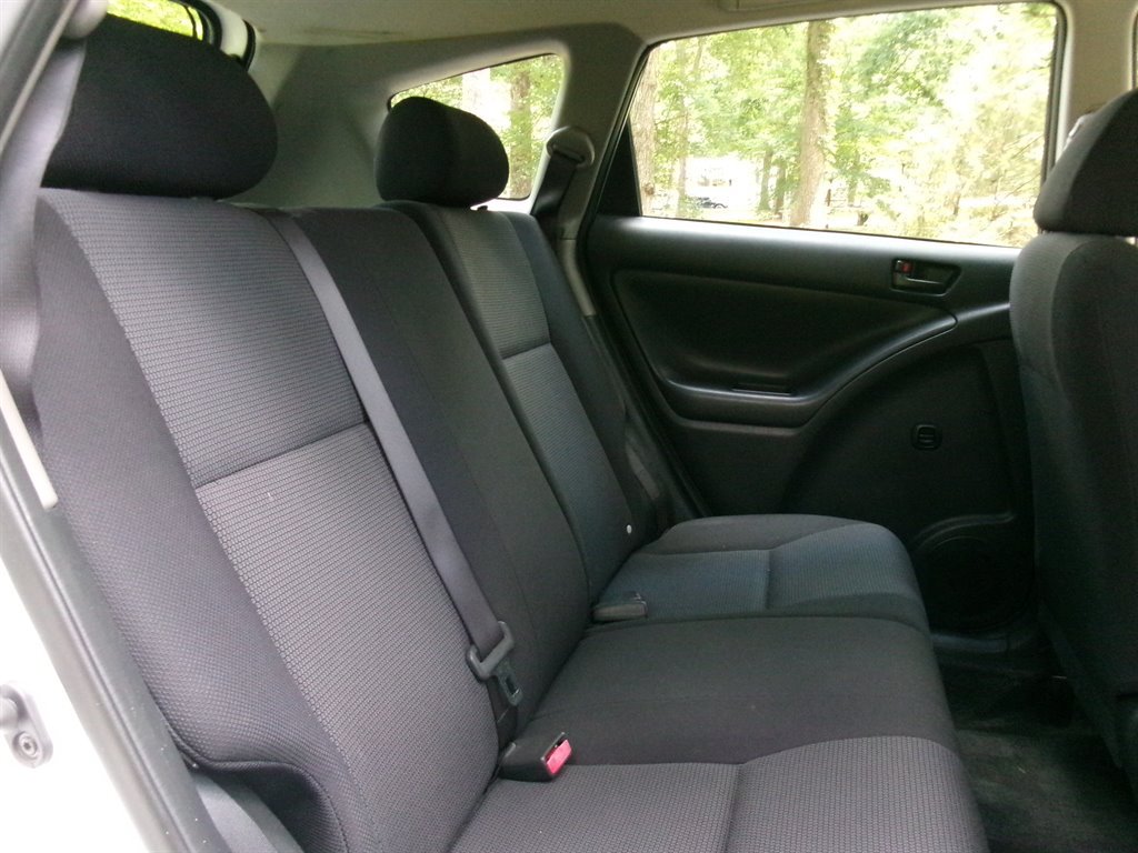 Used 2005 Pontiac Vibe w/ Power Group Value Package FWD image 32