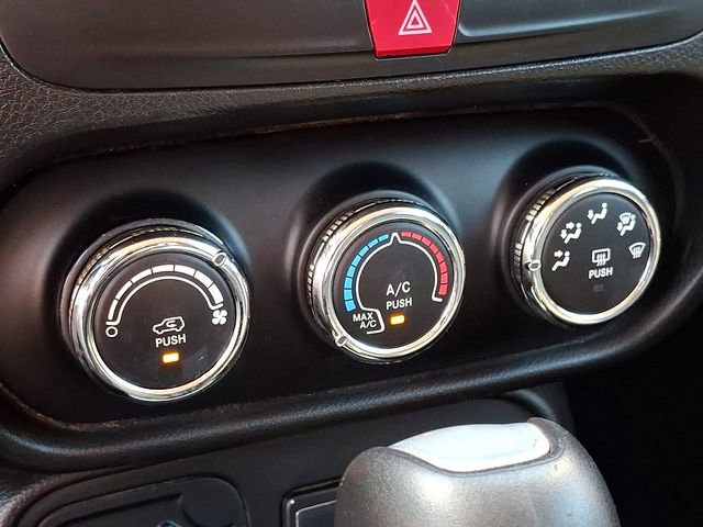 Used 2016 Jeep Renegade Latitude image 14