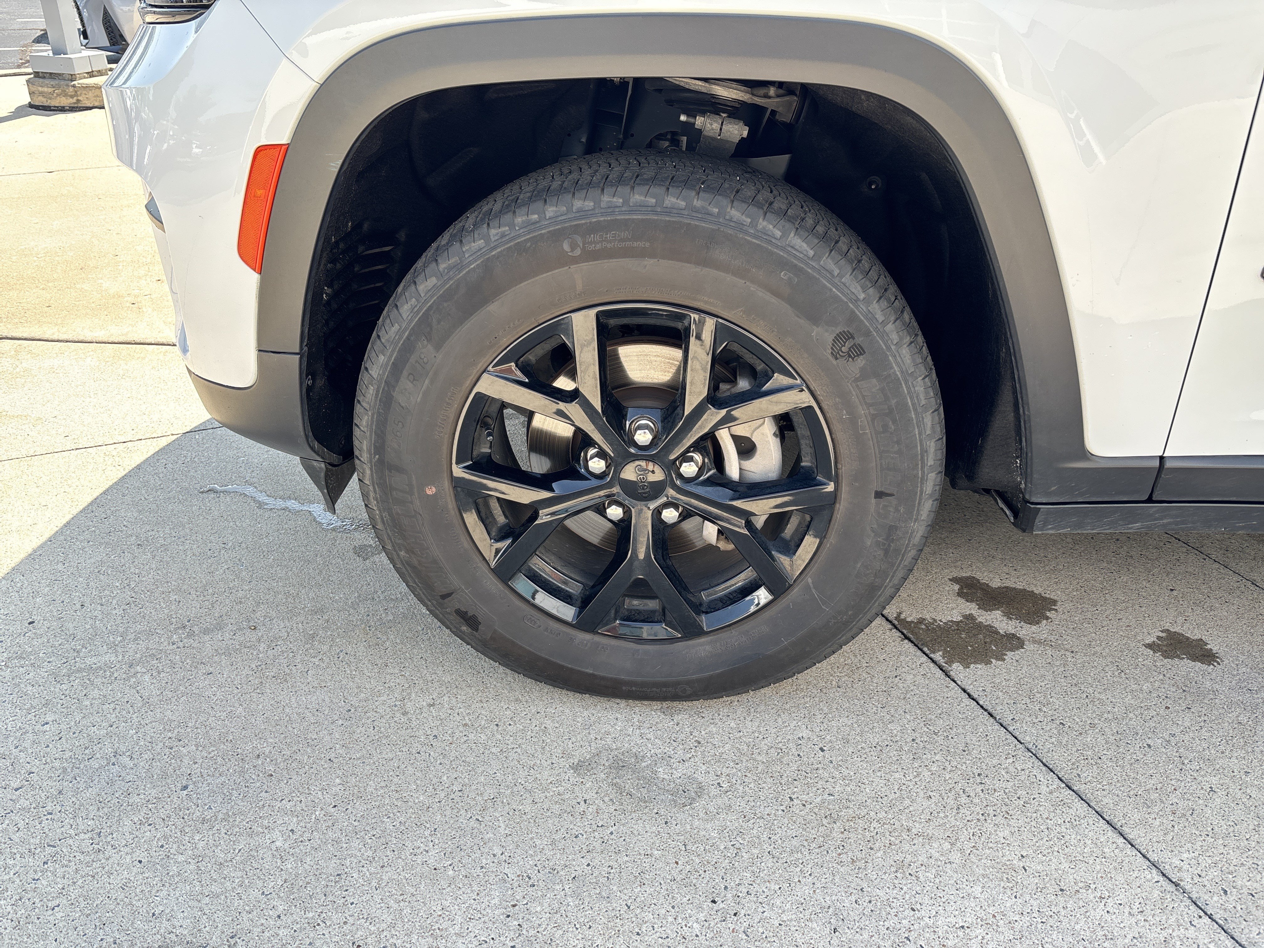 Used 2025 Jeep Grand Cherokee Altitude AWD/4WD image 30