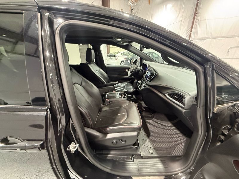 Used 2019 Chrysler Pacifica Limited FWD image 13