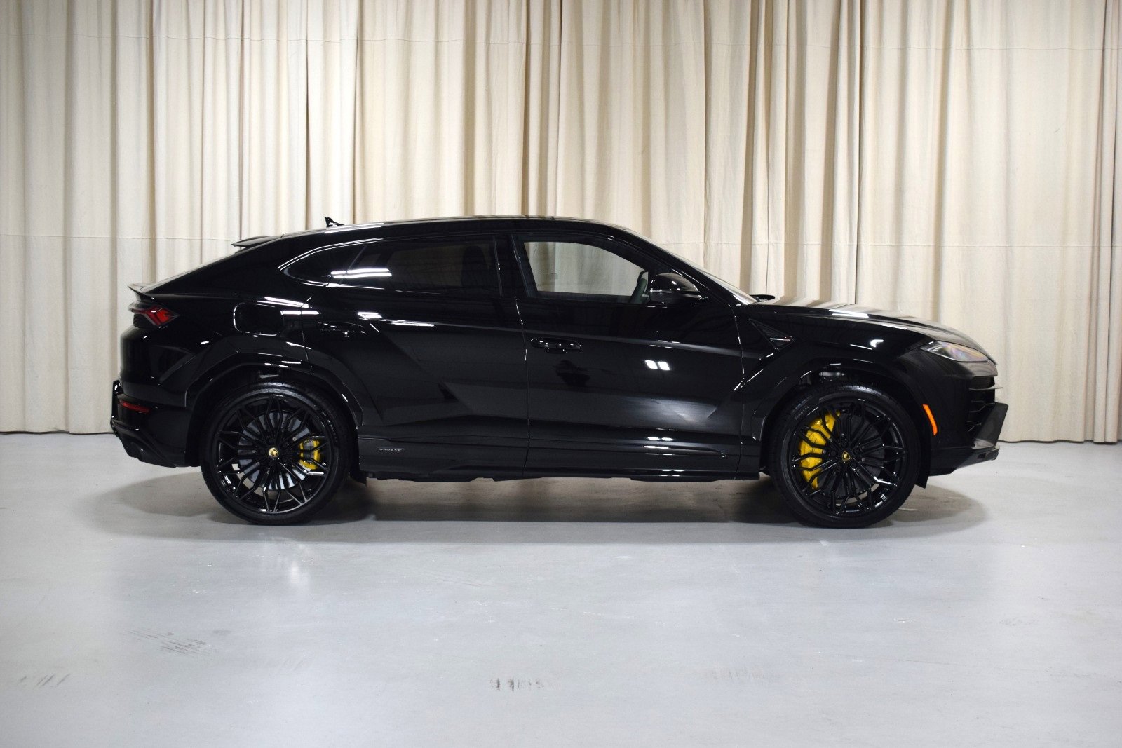 Used 2025 Lamborghini Urus SE image 14