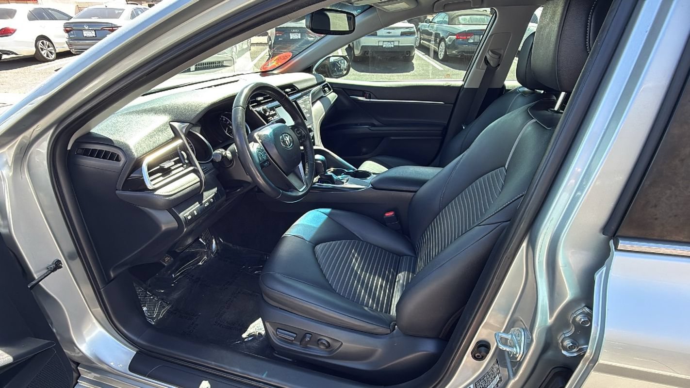 Used 2018 Toyota Camry SE w/ Convenience Package FWD image 10