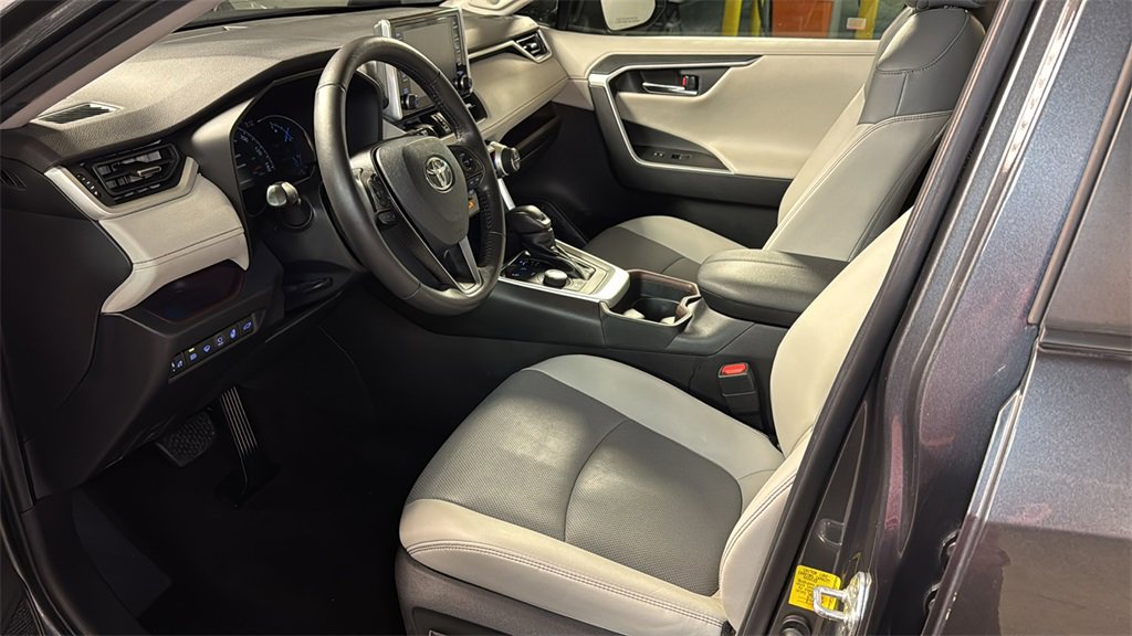 Used 2020 Toyota RAV4 Limited image 25