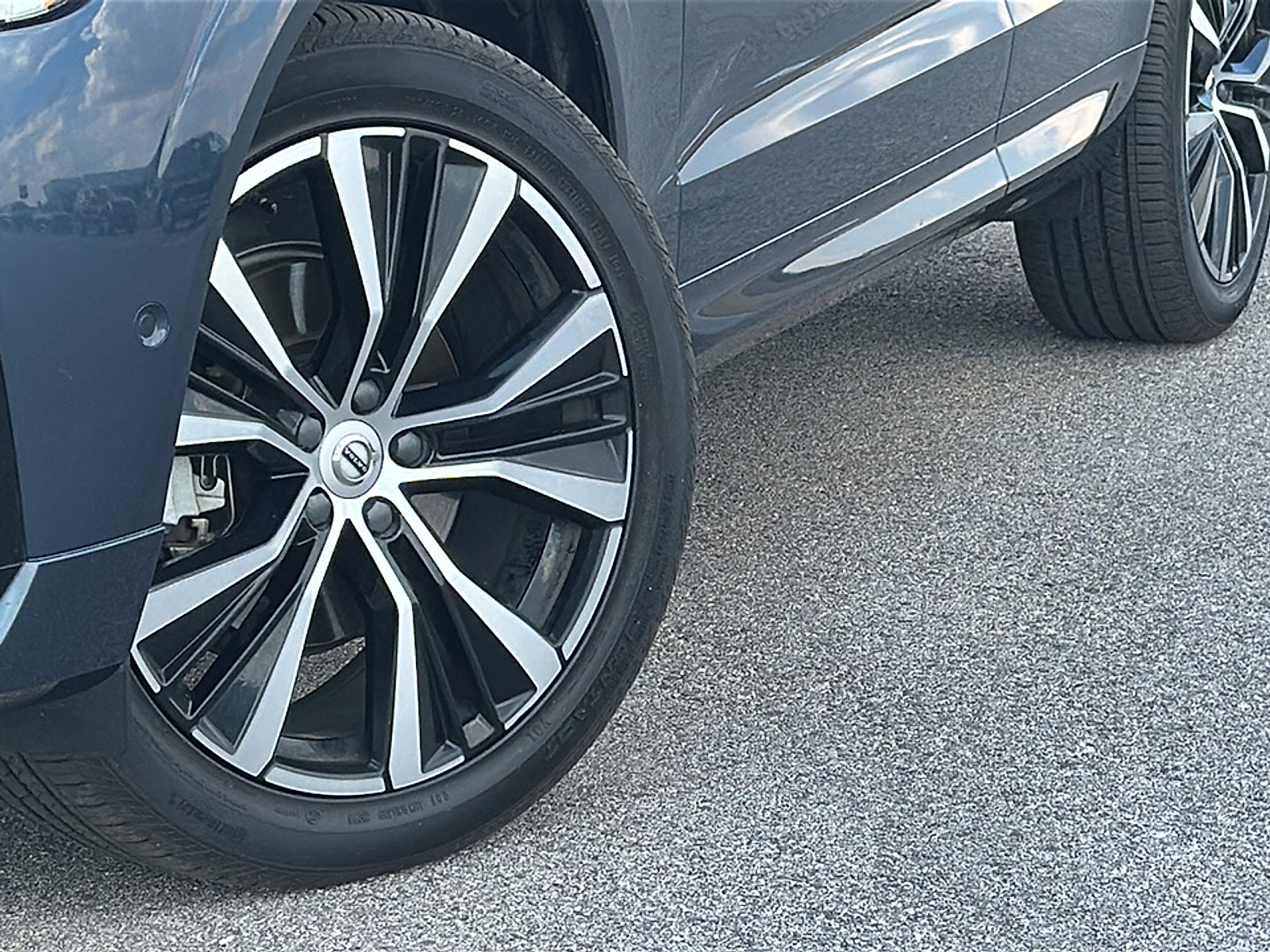 Used 2023 Volvo XC60 B5 Plus w/ Climate Package image 3