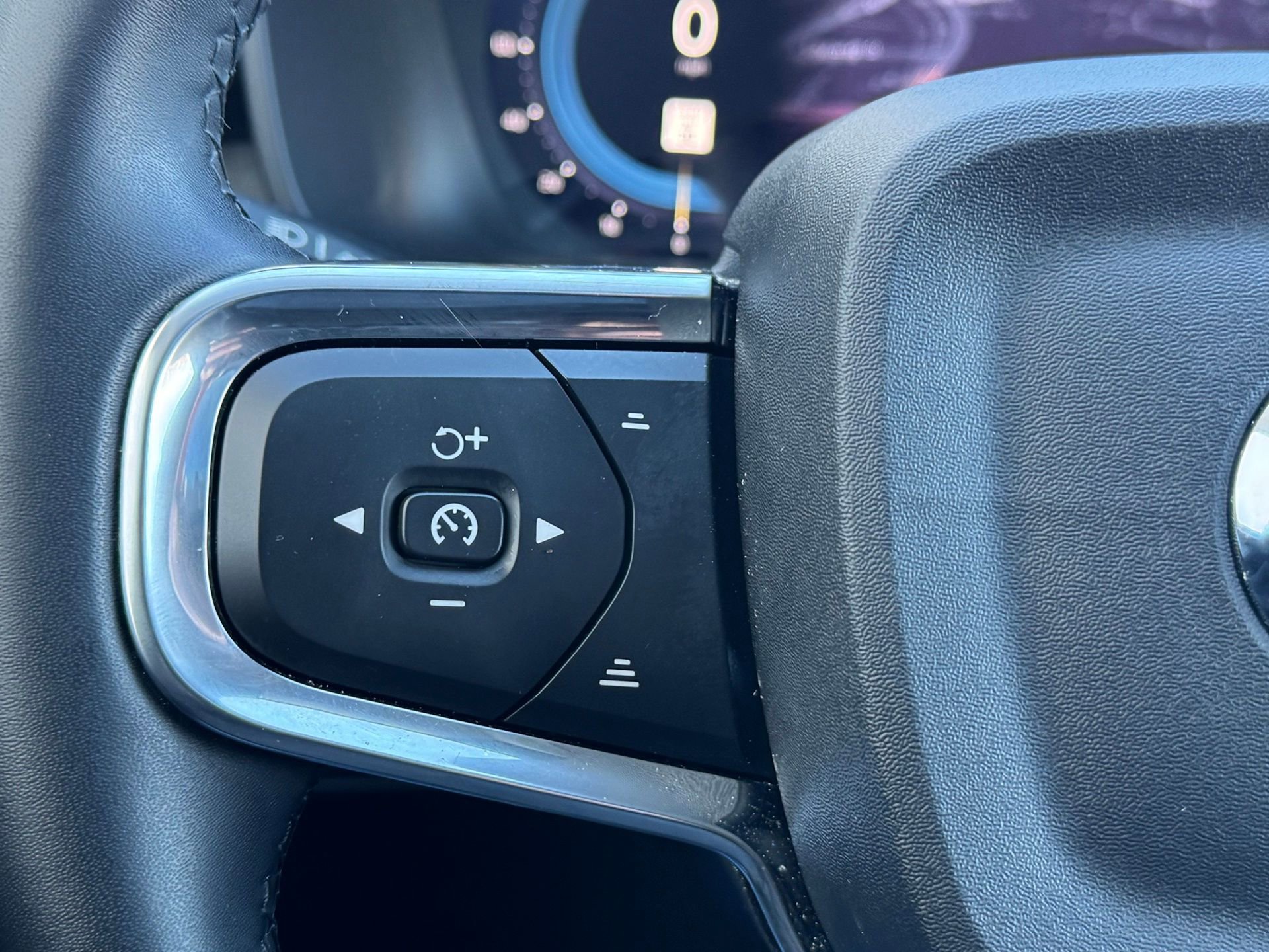 Used 2024 Volvo XC40 B5 Plus image 27