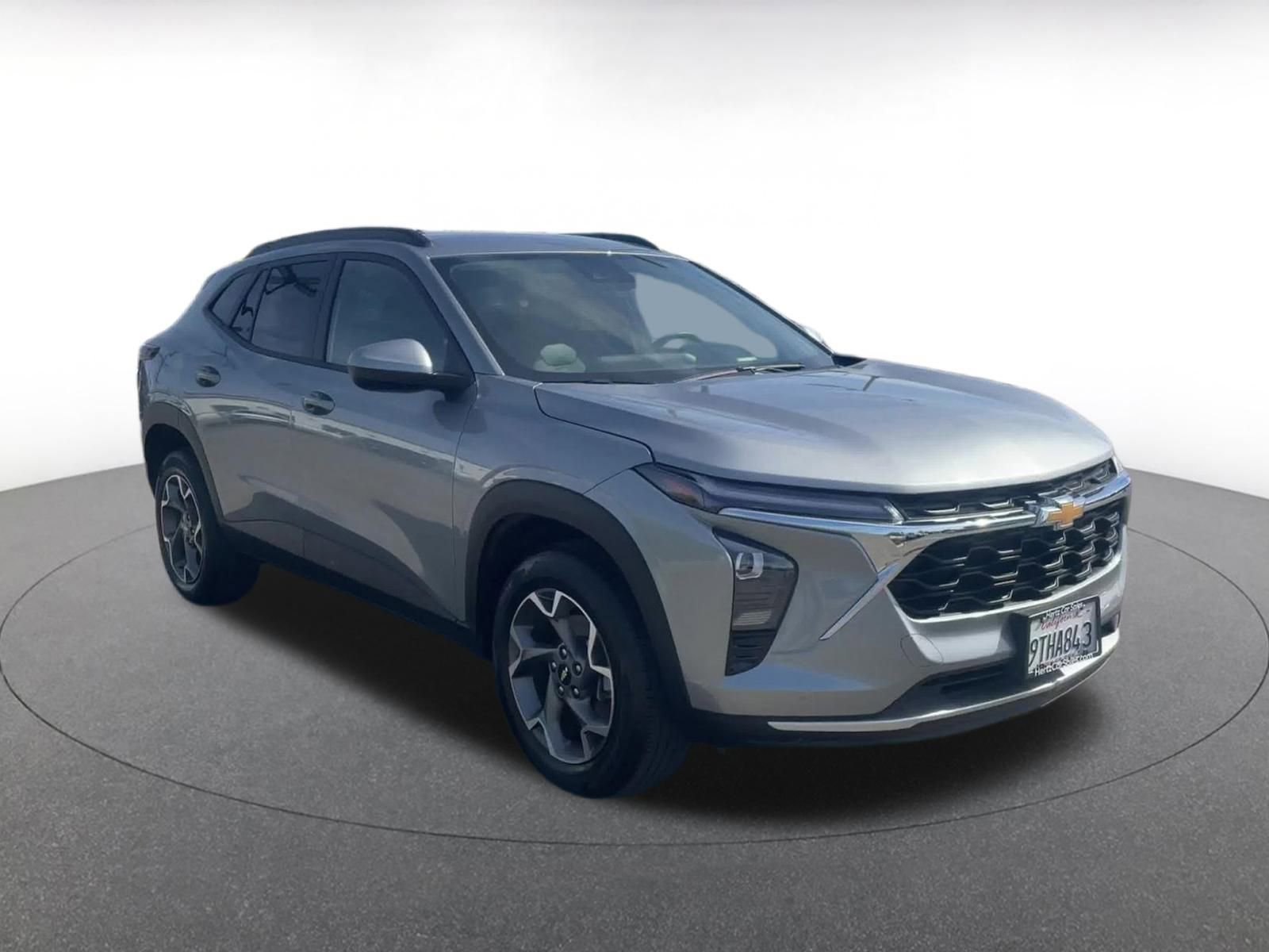 Used 2025 Chevrolet Trax LT w/ LT Convenience Package image 2
