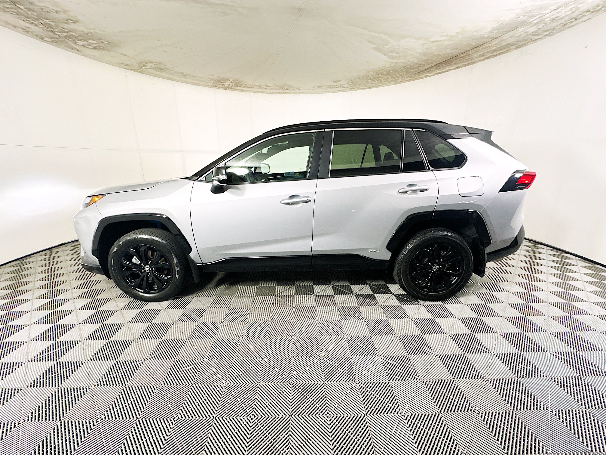Used 2024 Toyota RAV4 XSE AWD/4WD image 6