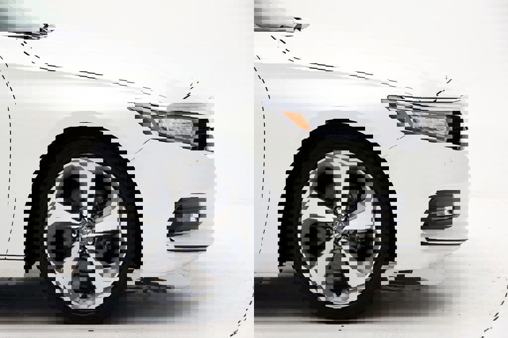 Used 2018 Honda Accord Touring image 3