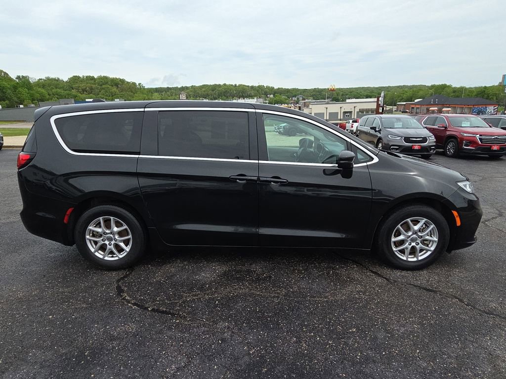 Used 2023 Chrysler Pacifica Touring-L FWD image 9