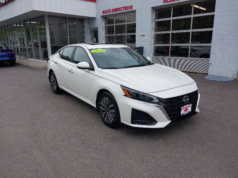 Used 2024 Nissan Altima 2.5 SV w/ SV Premium Package AWD/4WD image 2