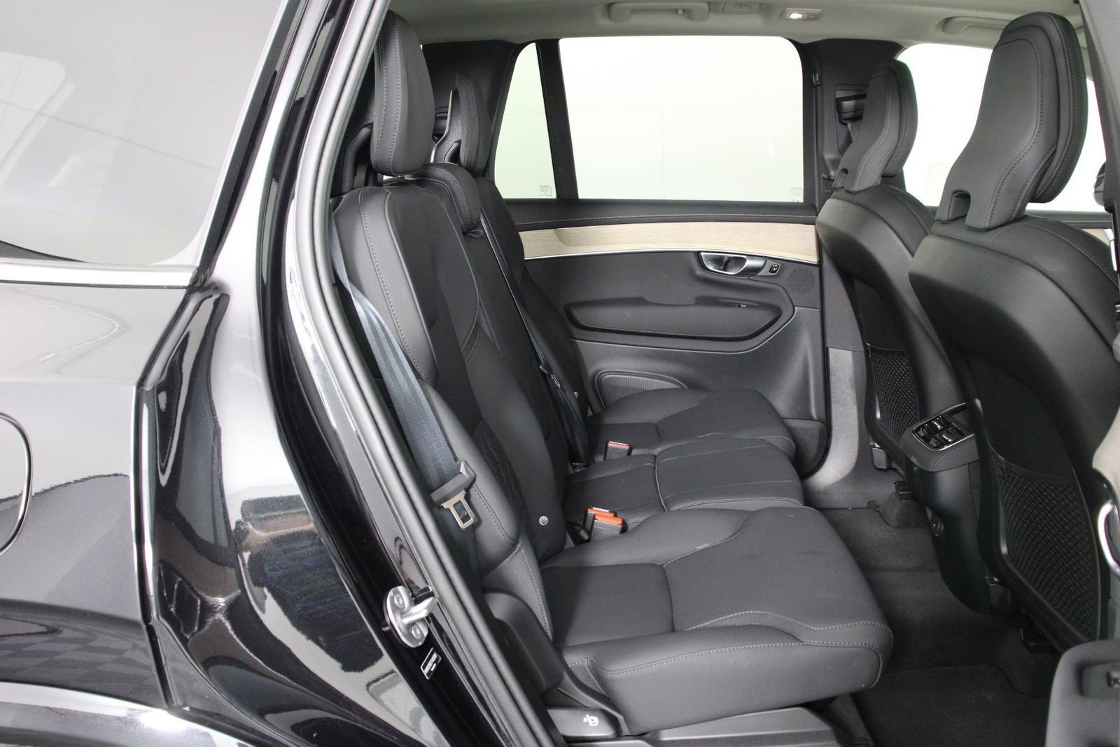 Certified 2026 Volvo XC90 B5 Plus image 30