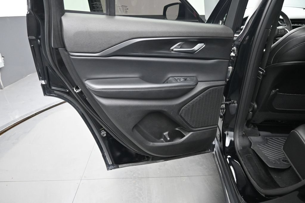 Used 2023 Jeep Grand Cherokee Altitude AWD/4WD image 14