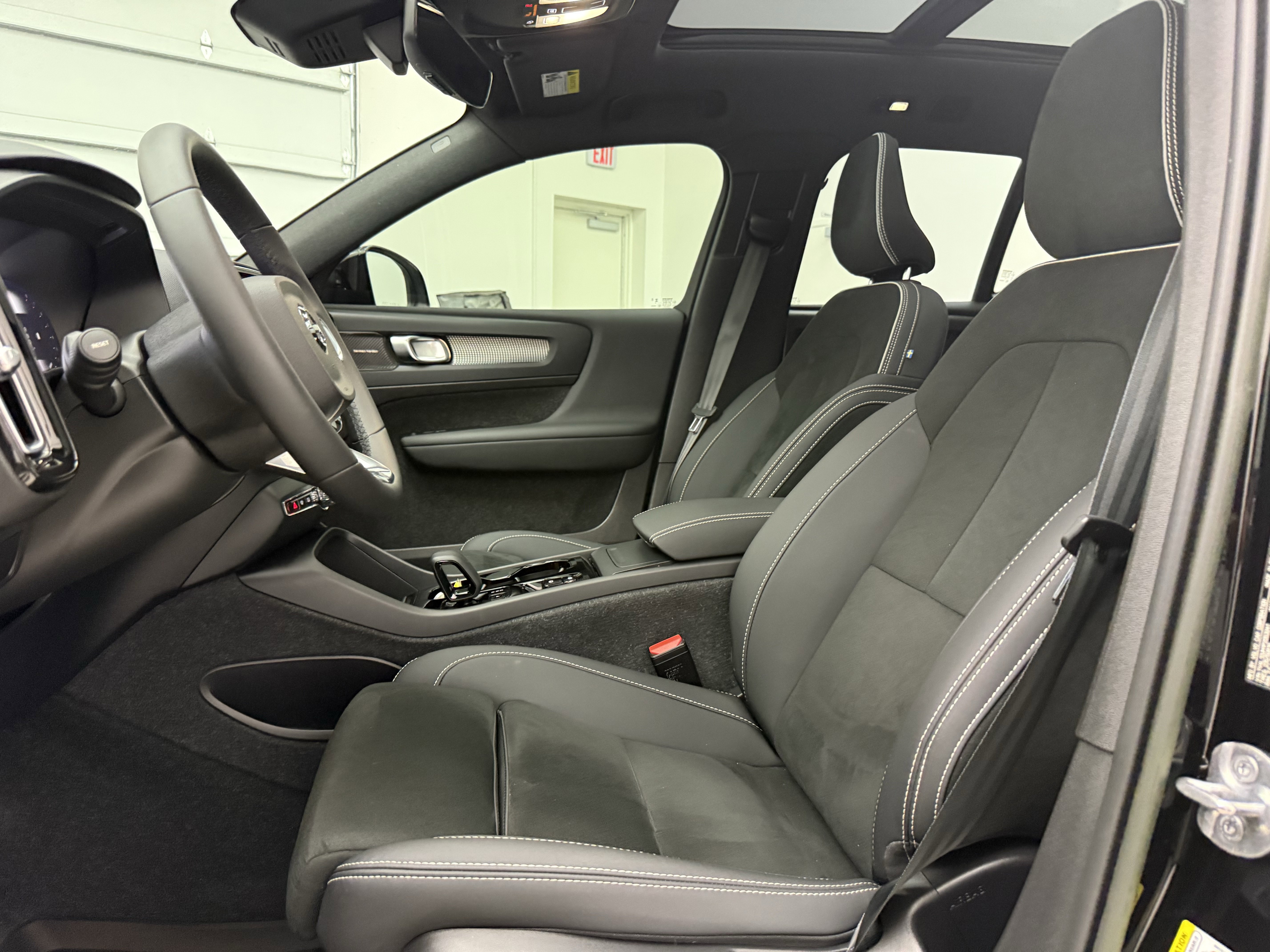 Certified 2023 Volvo XC40 B5 Ultimate w/ Protection Package Premier image 12