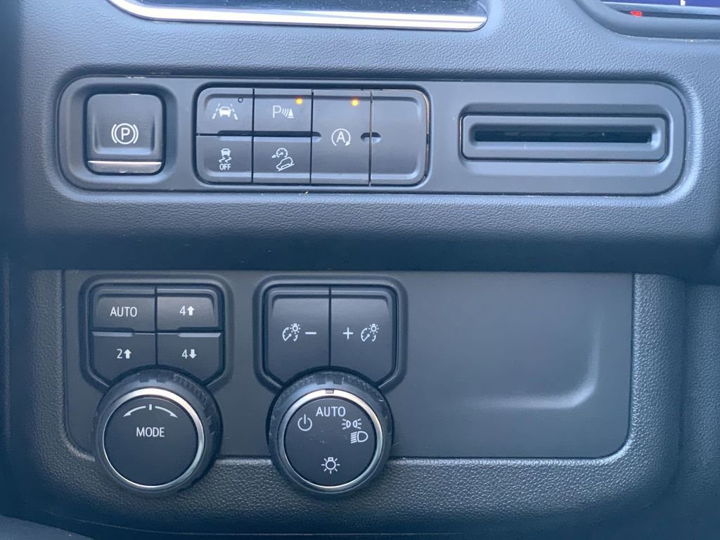 Used 2024 Chevrolet Suburban Premier image 15