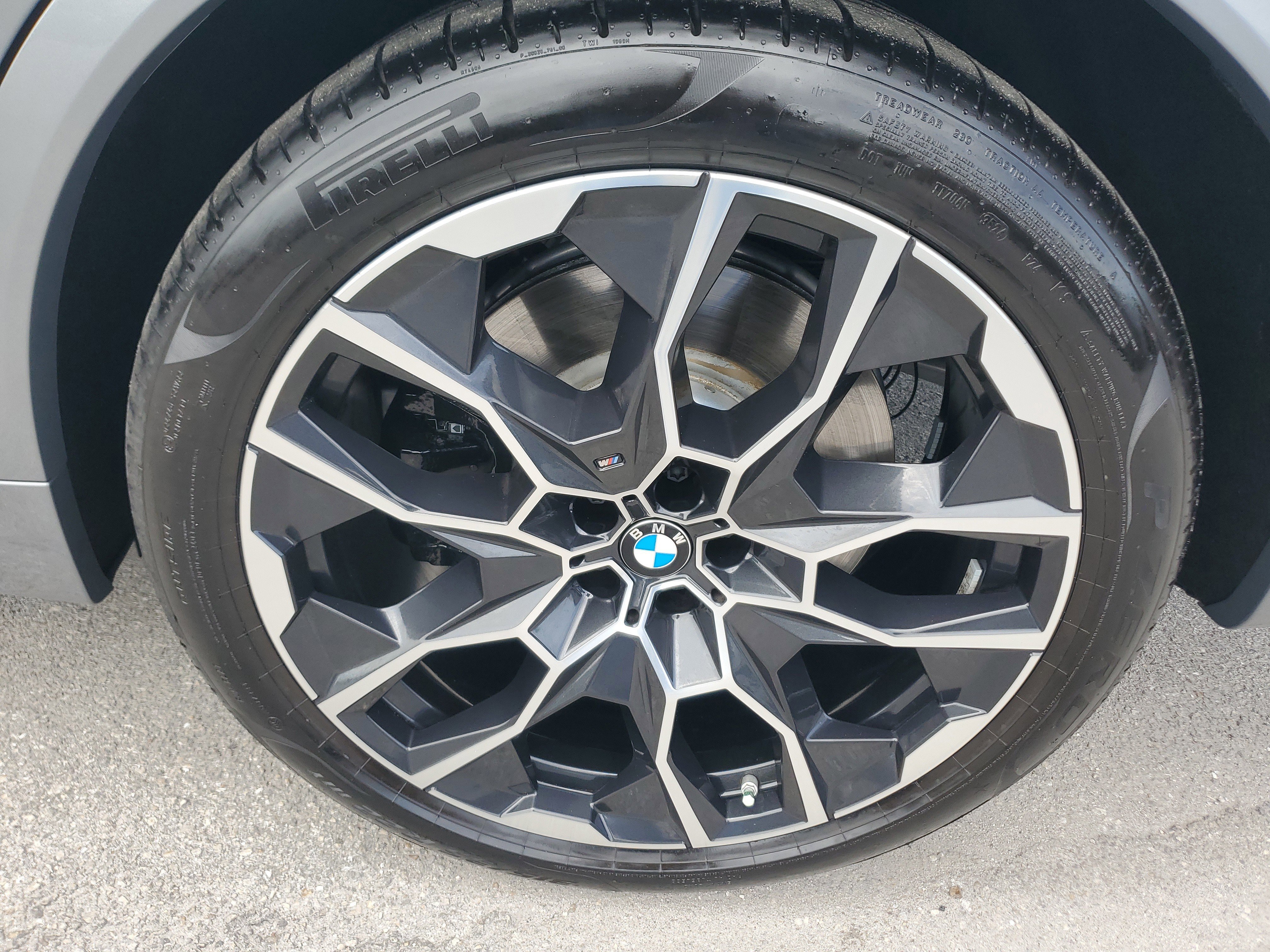 Used 2025 BMW X7 M60i w/ Executive Package image 32