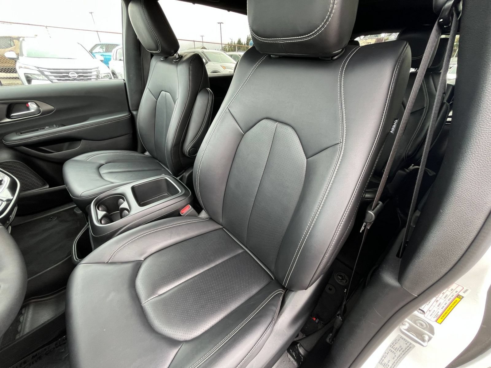 Used 2025 Chrysler Pacifica Select FWD image 38