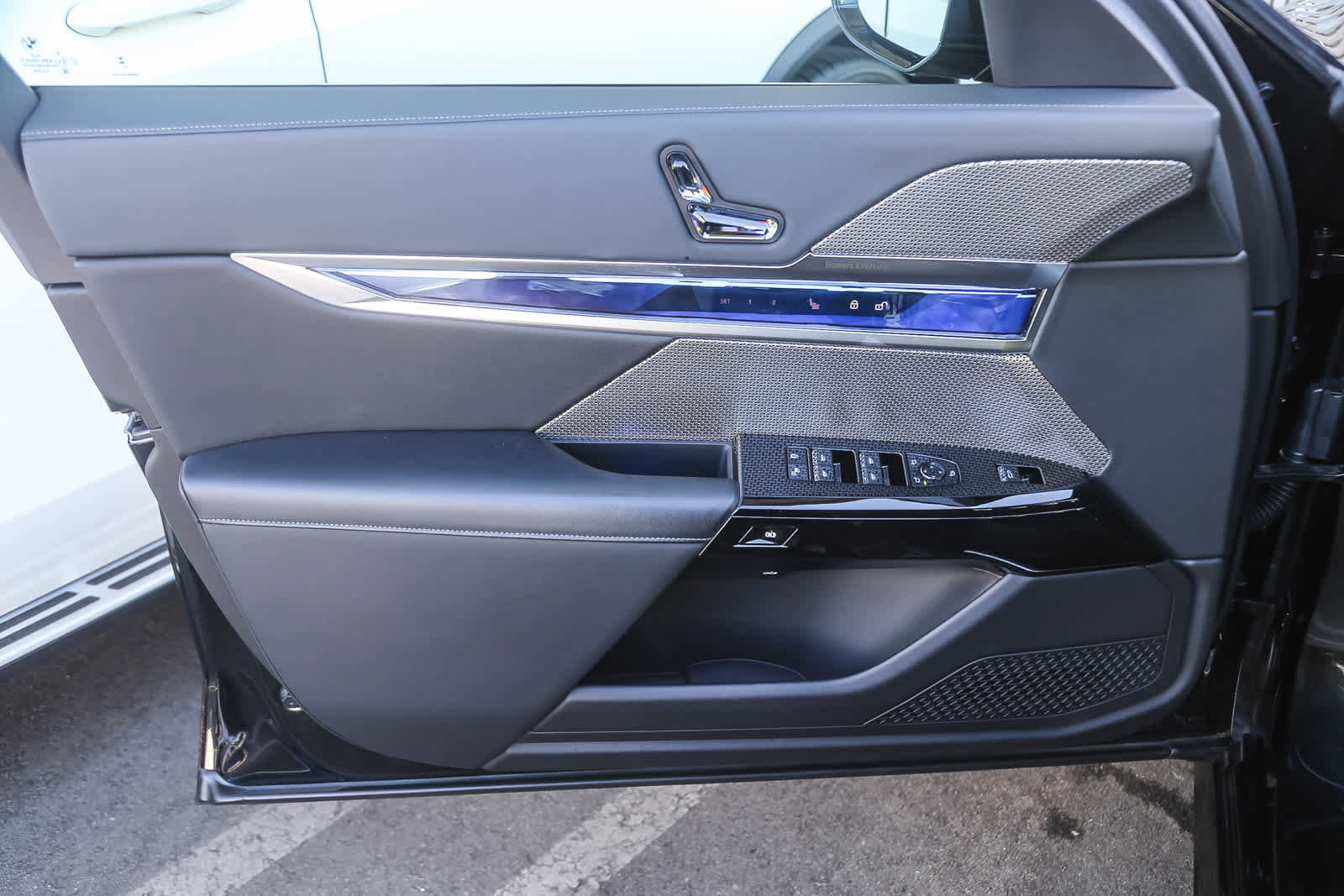 Used 2024 BMW 760i xDrive w/ Premium Package 2 image 17